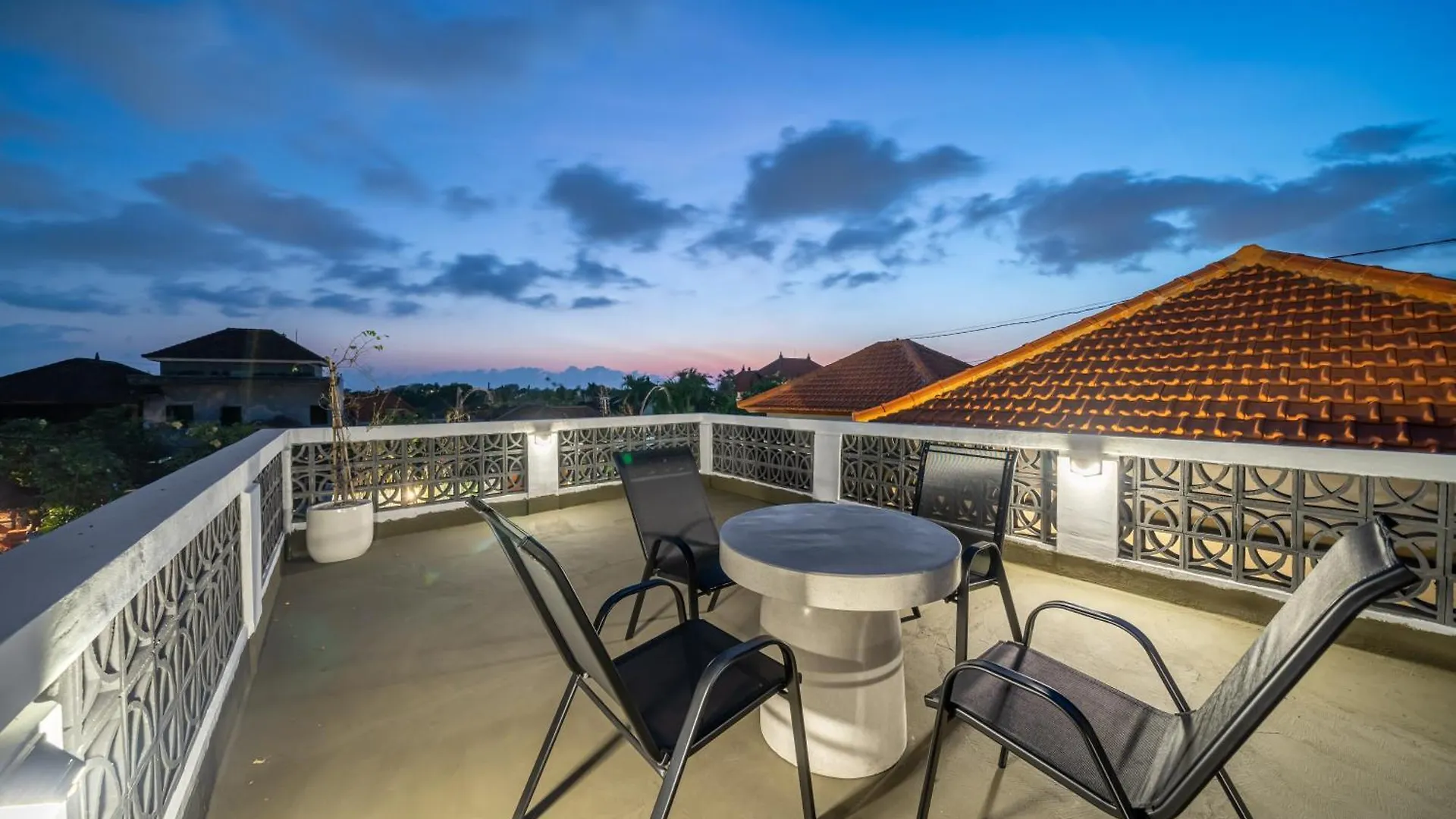 Rooftop Bliss -Sleek Modern Villa With Breathtaking Vistas Kerobokan   Kerobokan (Bali)
